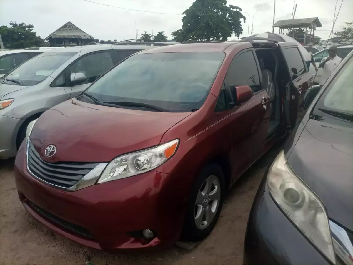 Toyota Sienna   - 2012