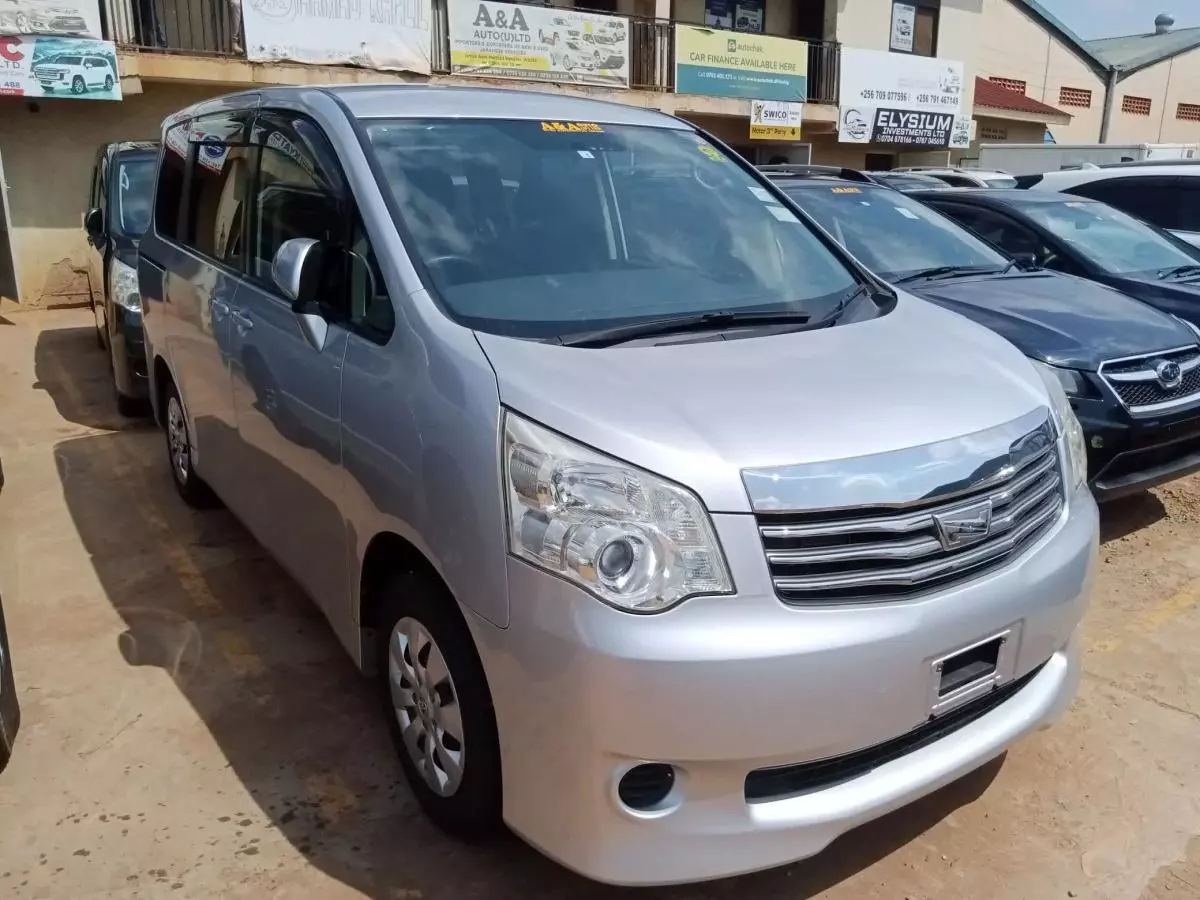 Toyota Noah   - 2012