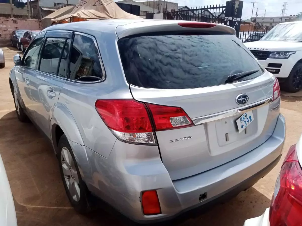 Subaru Outback   - 2010