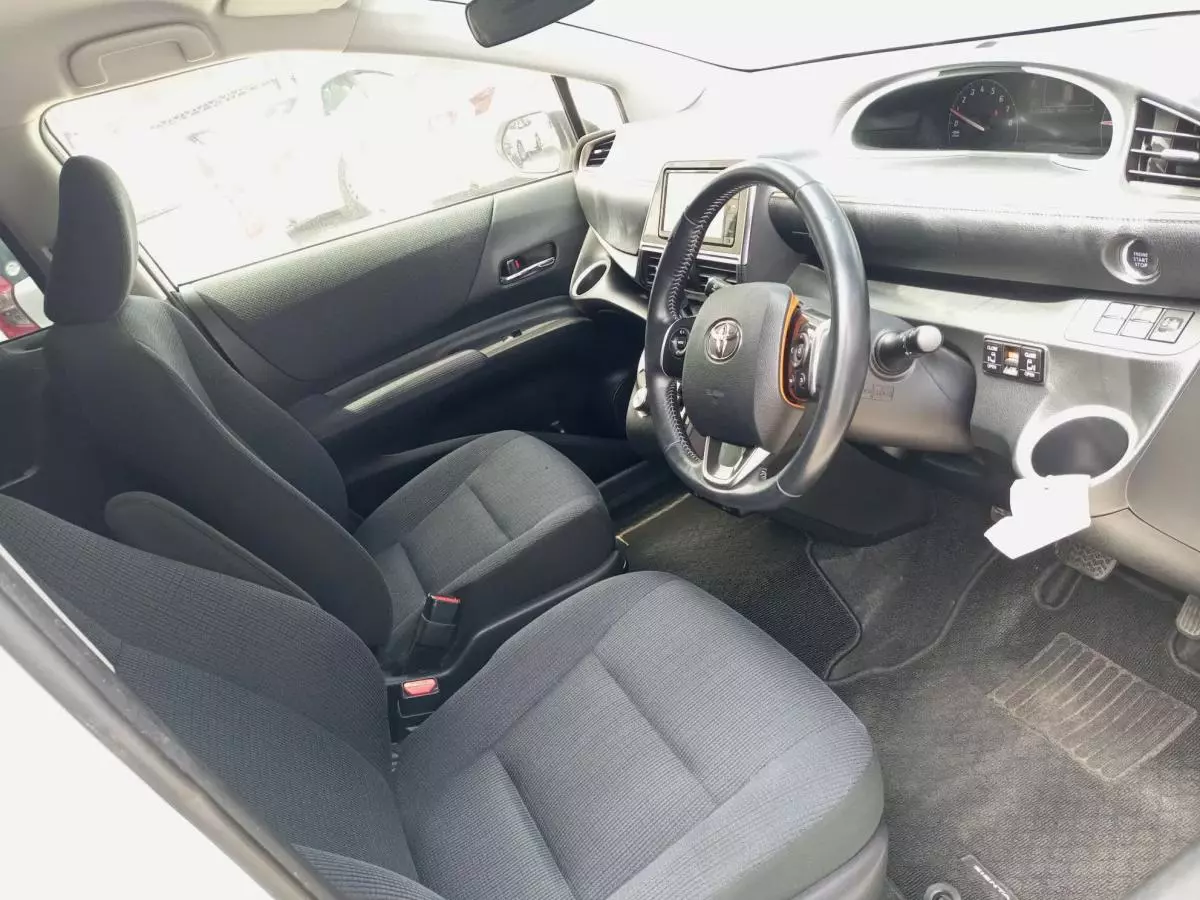 Toyota Sienta - 2016
