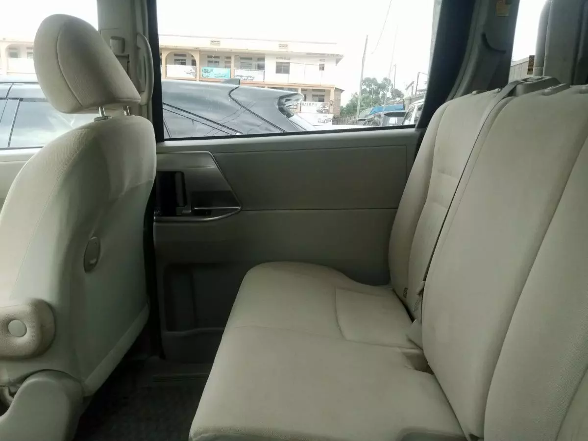 Toyota Noah   - 2011