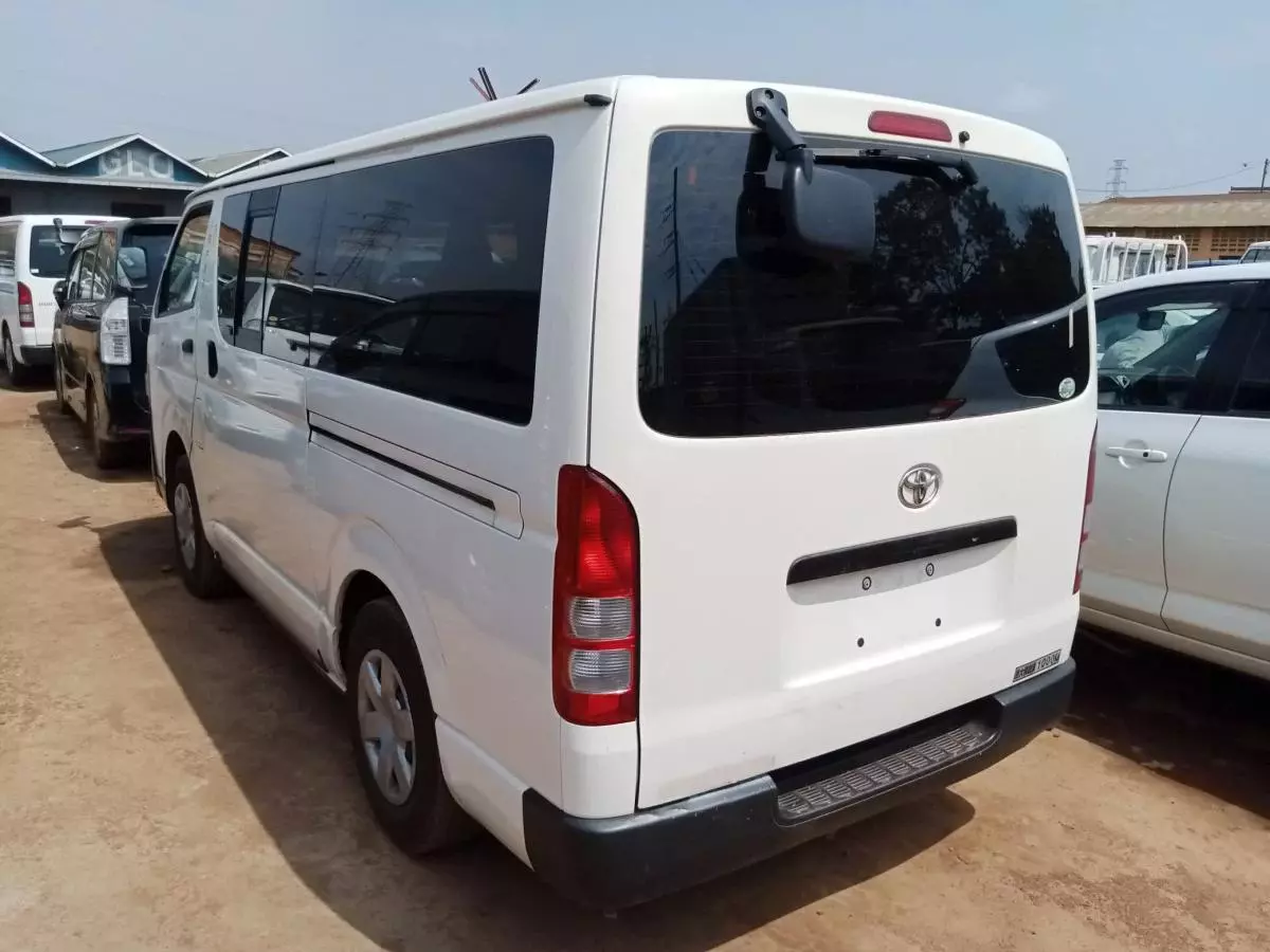 Toyota Hiace   - 2012