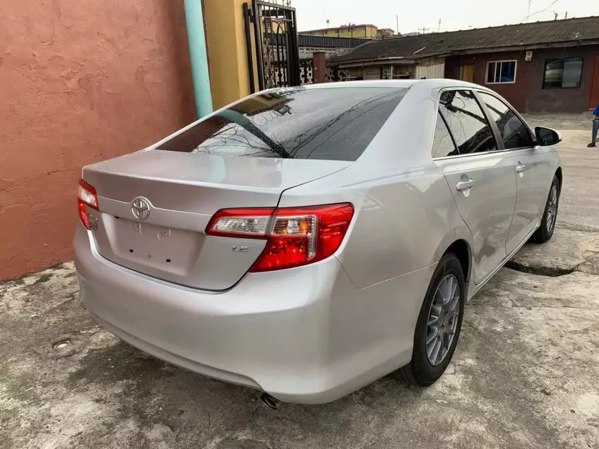 Toyota Camry   - 2012