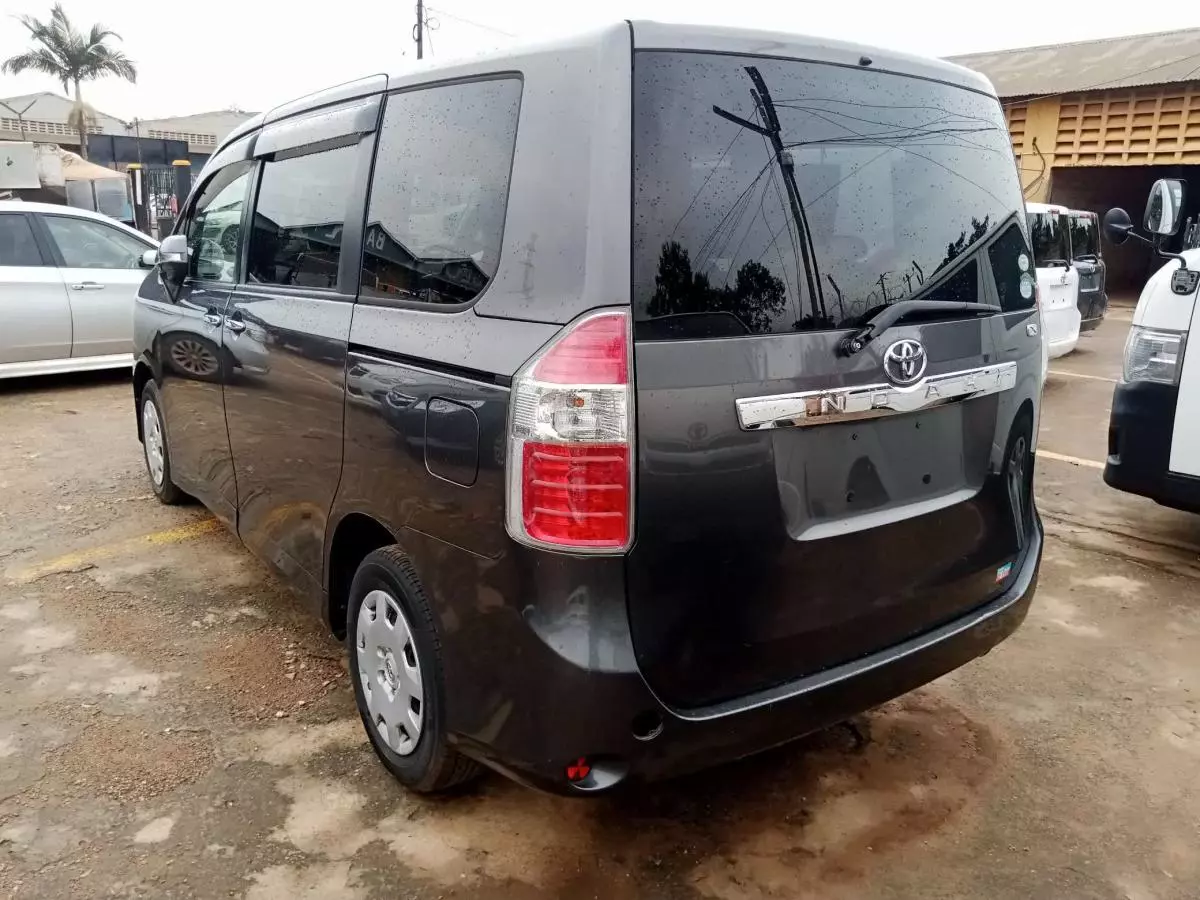 Toyota Noah   - 2011