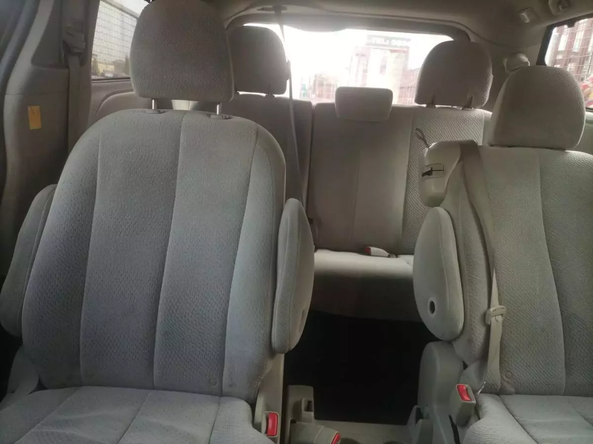 Toyota Sienna - 2011