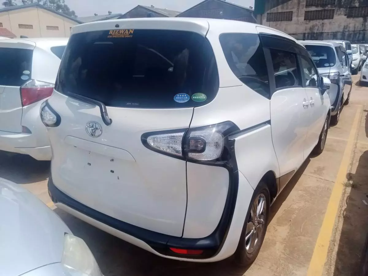 Toyota Sienta Hybrid    - 2014