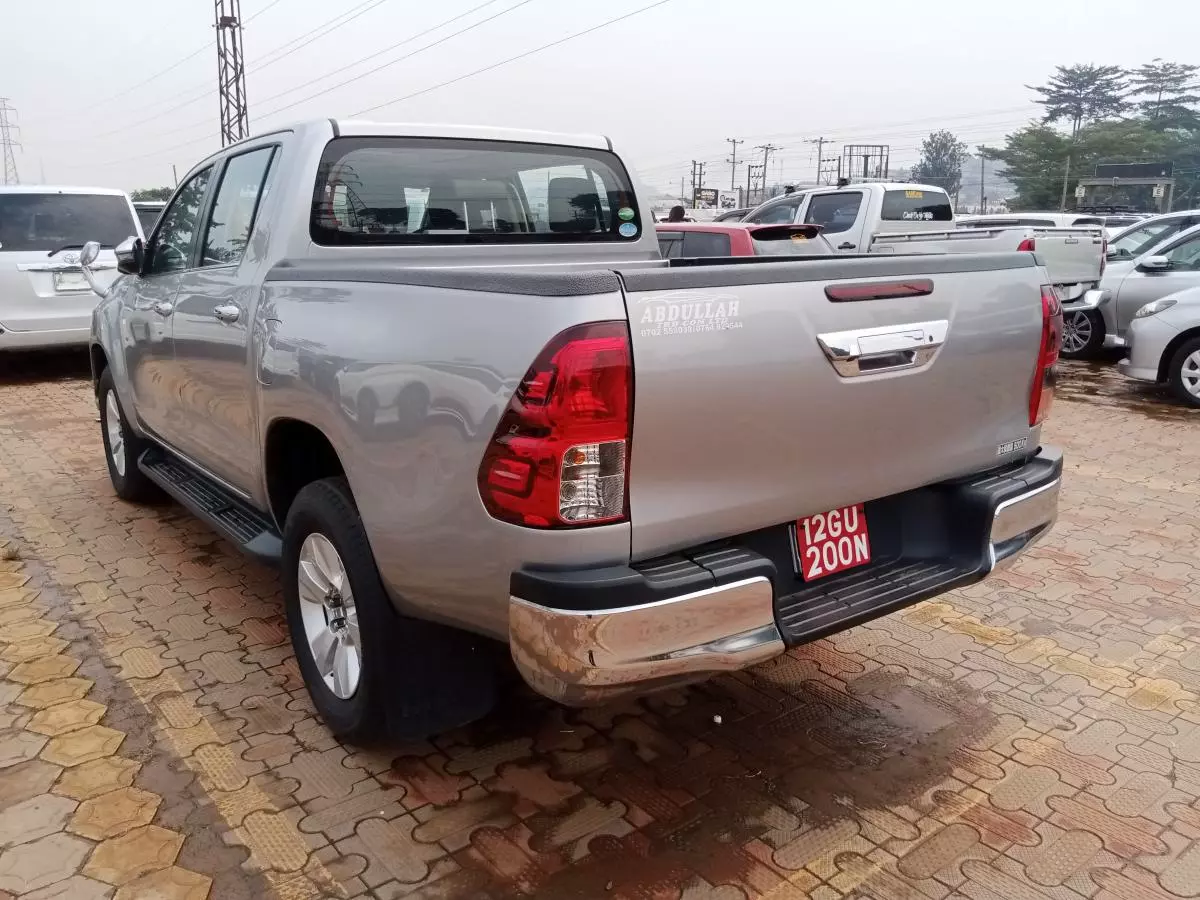 Toyota Hilux   - 2016