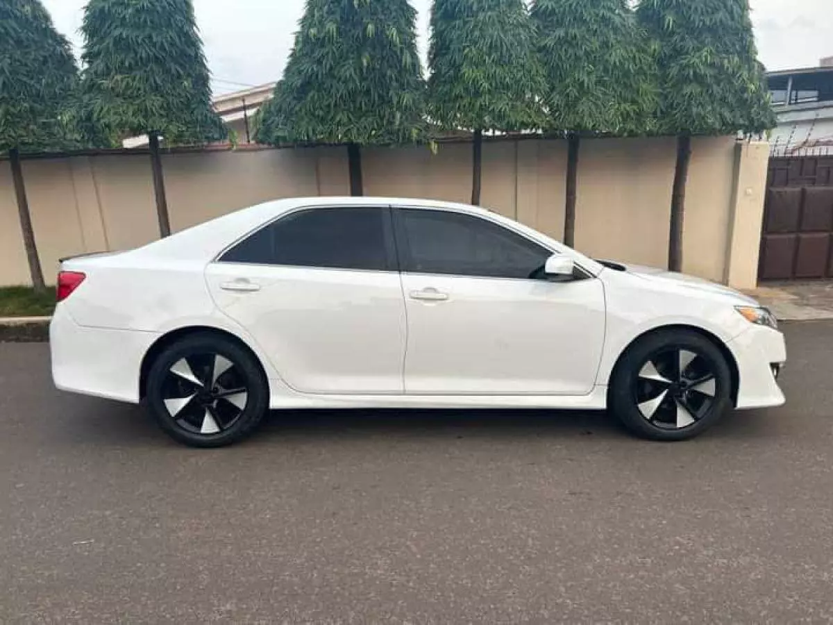 Toyota Camry   - 2014