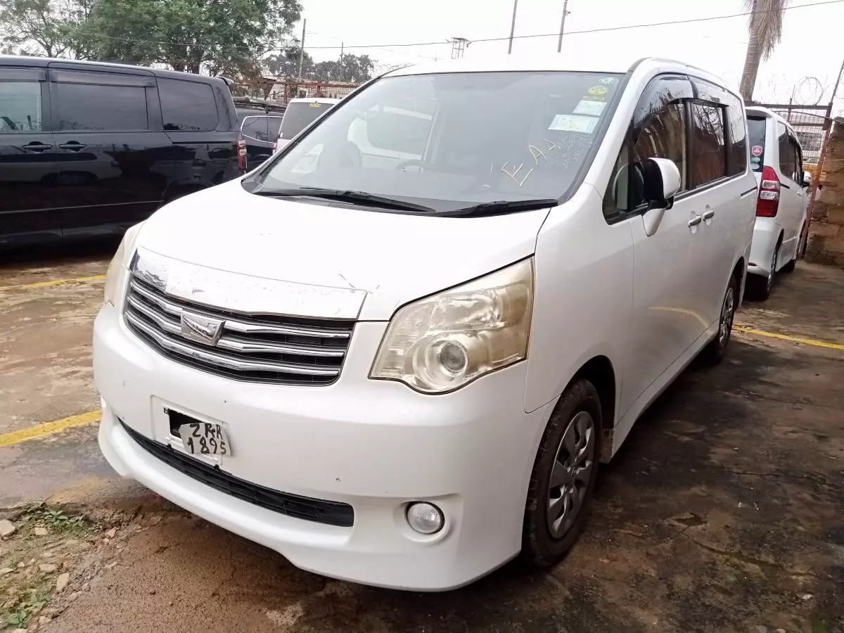 Toyota Noah   - 2011