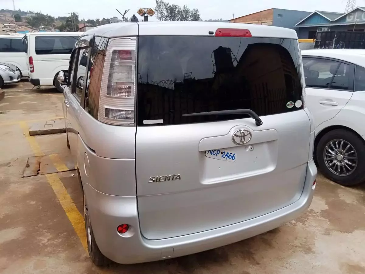 Toyota Sienta   - 2012