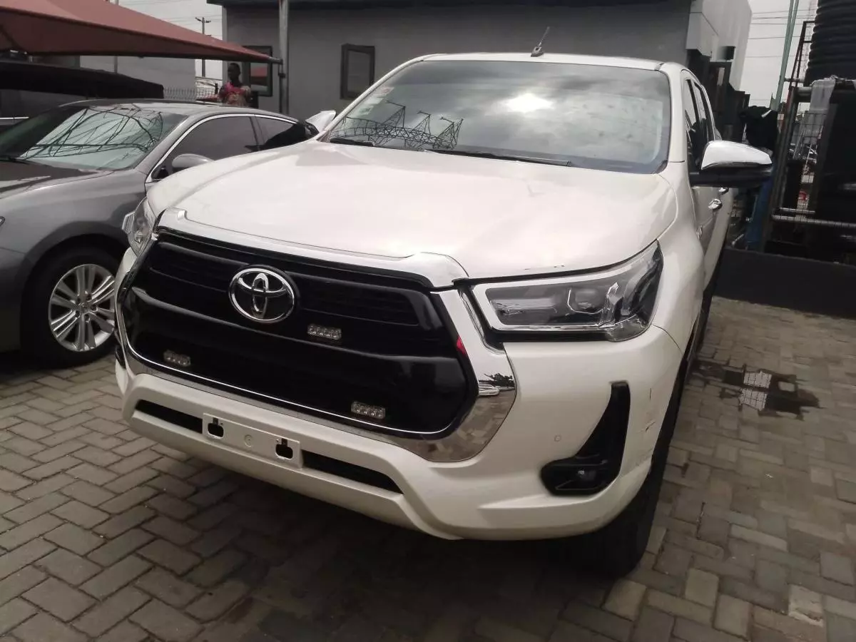 Toyota Hilux   - 2021