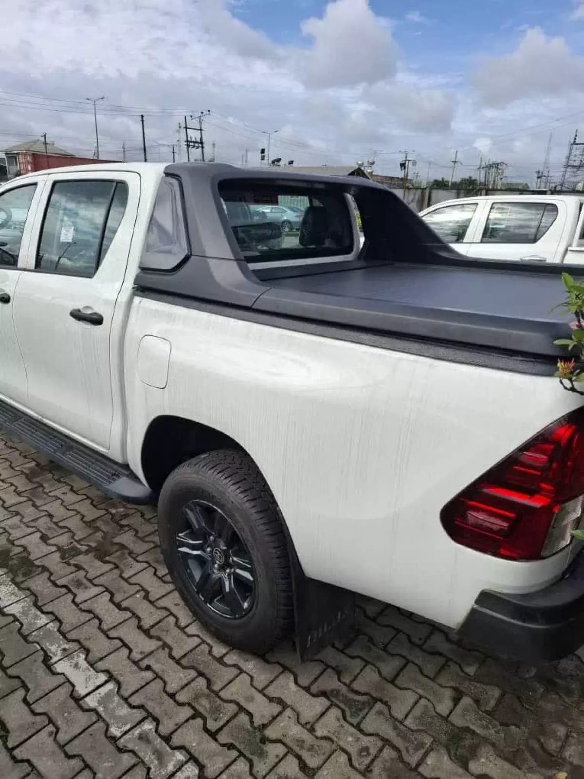 Toyota Hilux   - 2024