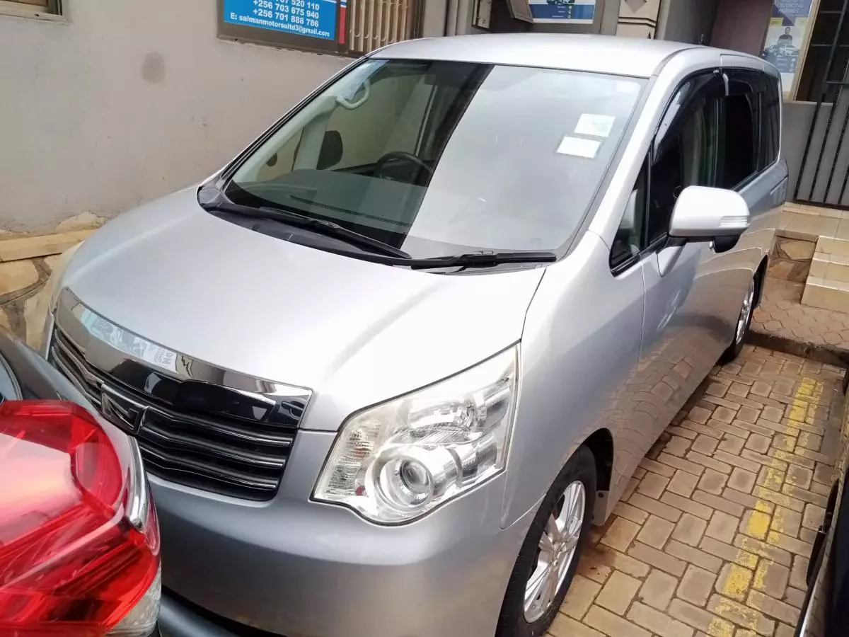 Toyota Noah   - 2012