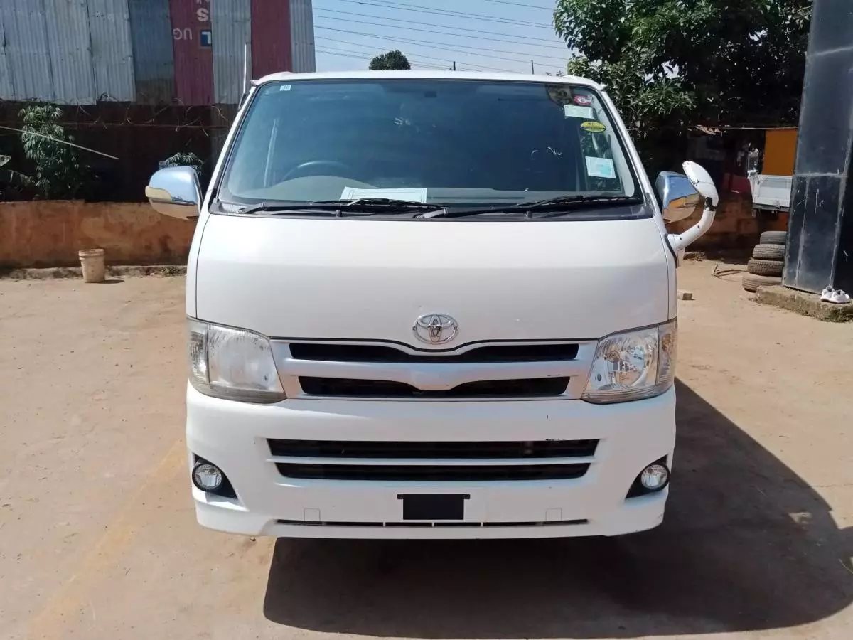 Toyota Hiace   - 2012