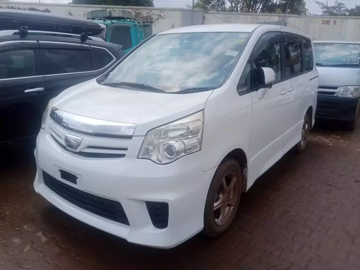 Toyota Noah   - 2012