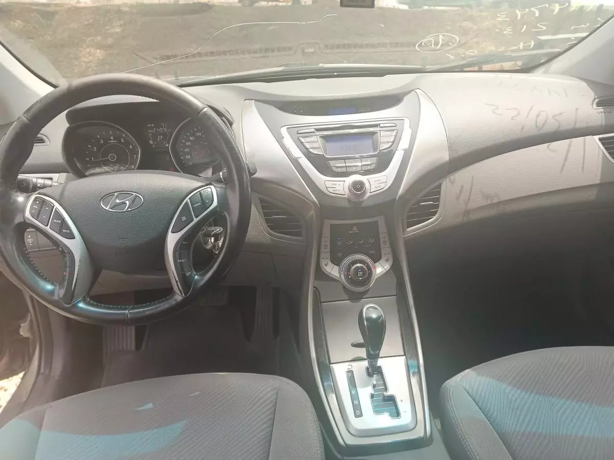Hyundai Elantra - 2012