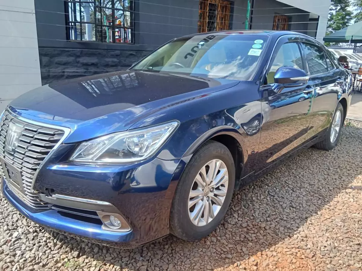 Toyota Crown Royal saloon    - 2016