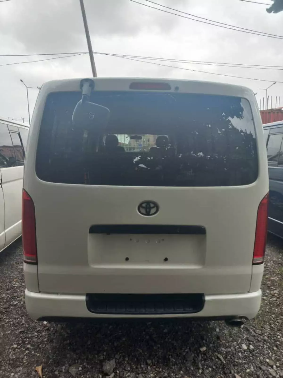 Toyota Hiace   - 2011