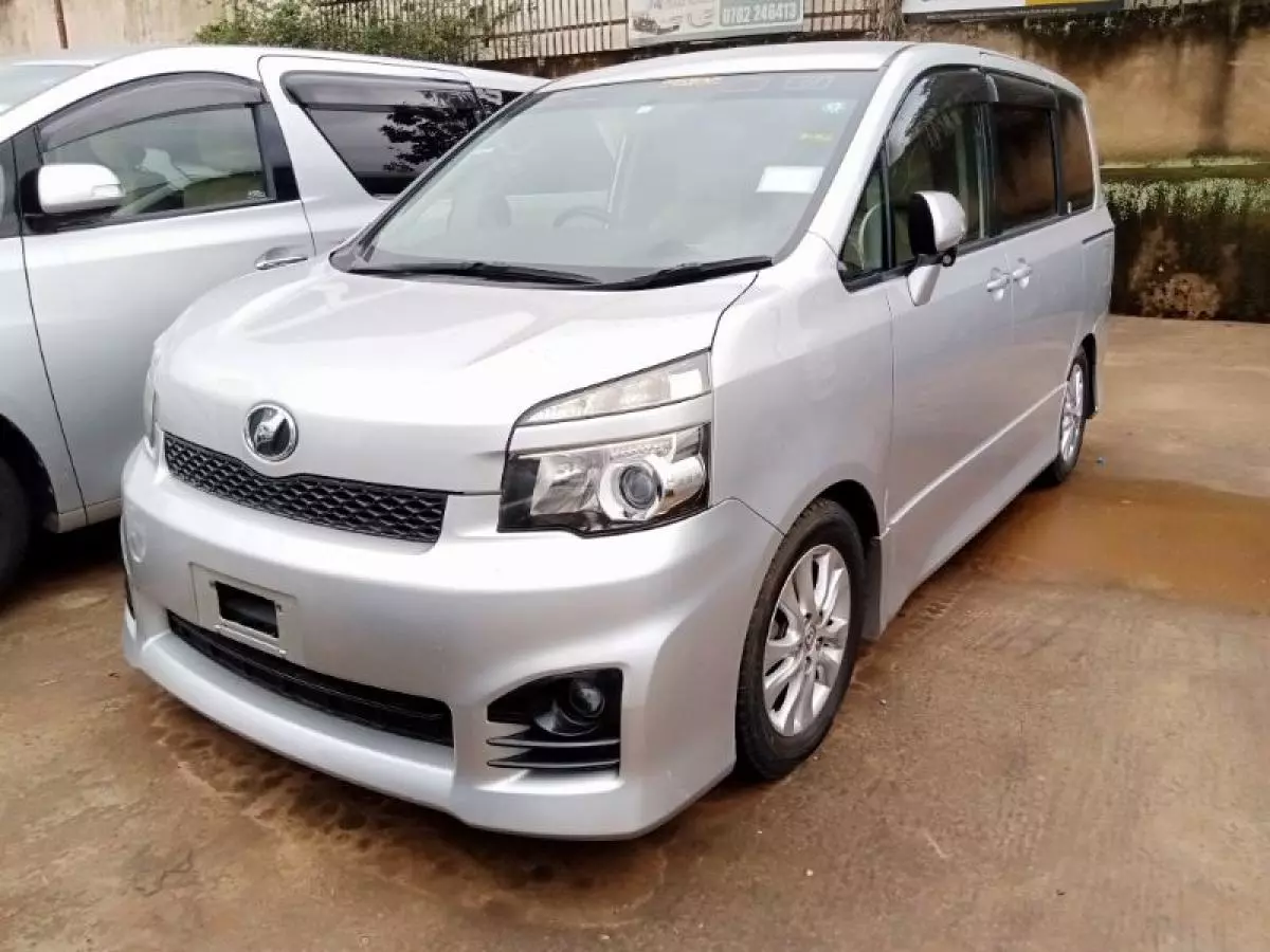 Toyota Voxy    - 2012