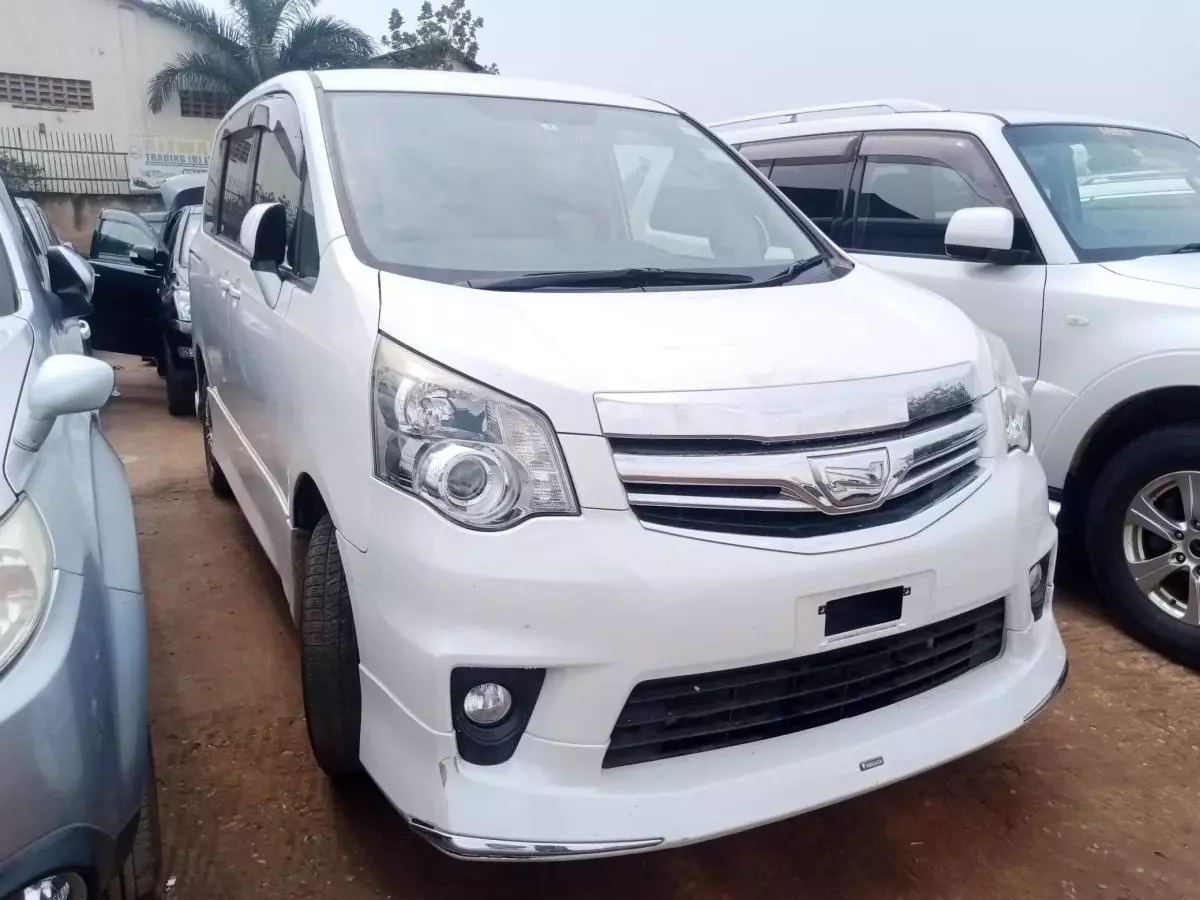 Toyota Noah   - 2011