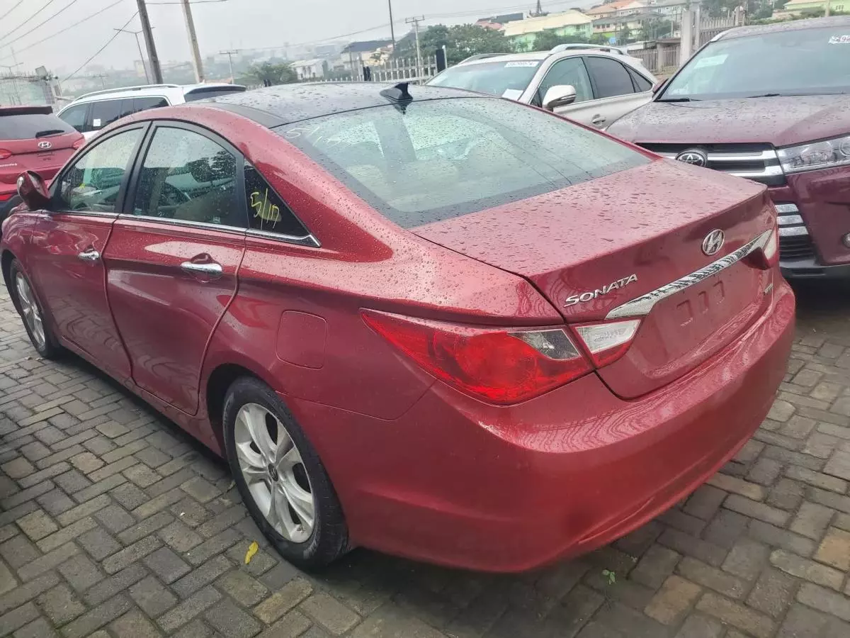 Hyundai Sonata   - 2012