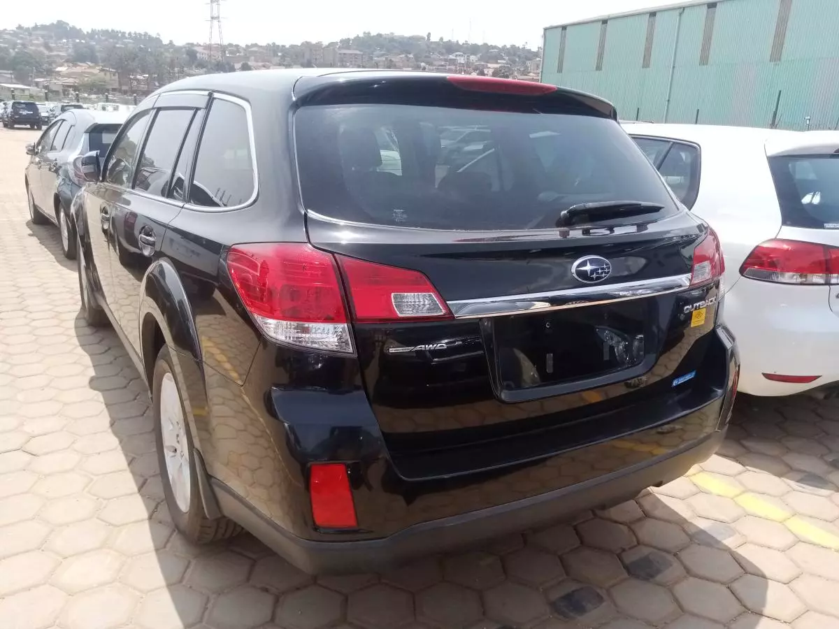 Subaru Outback   - 2011