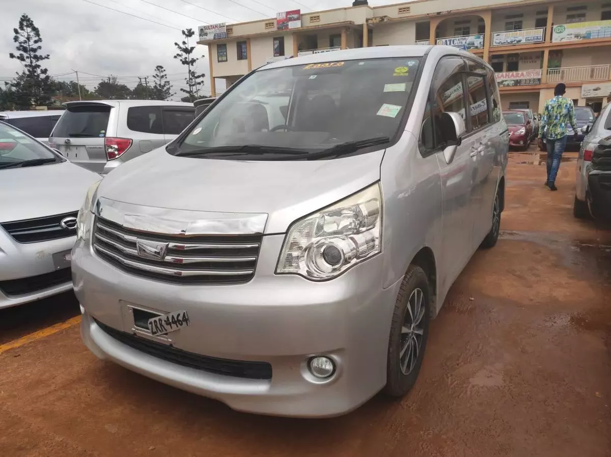 Toyota Noah - 2009