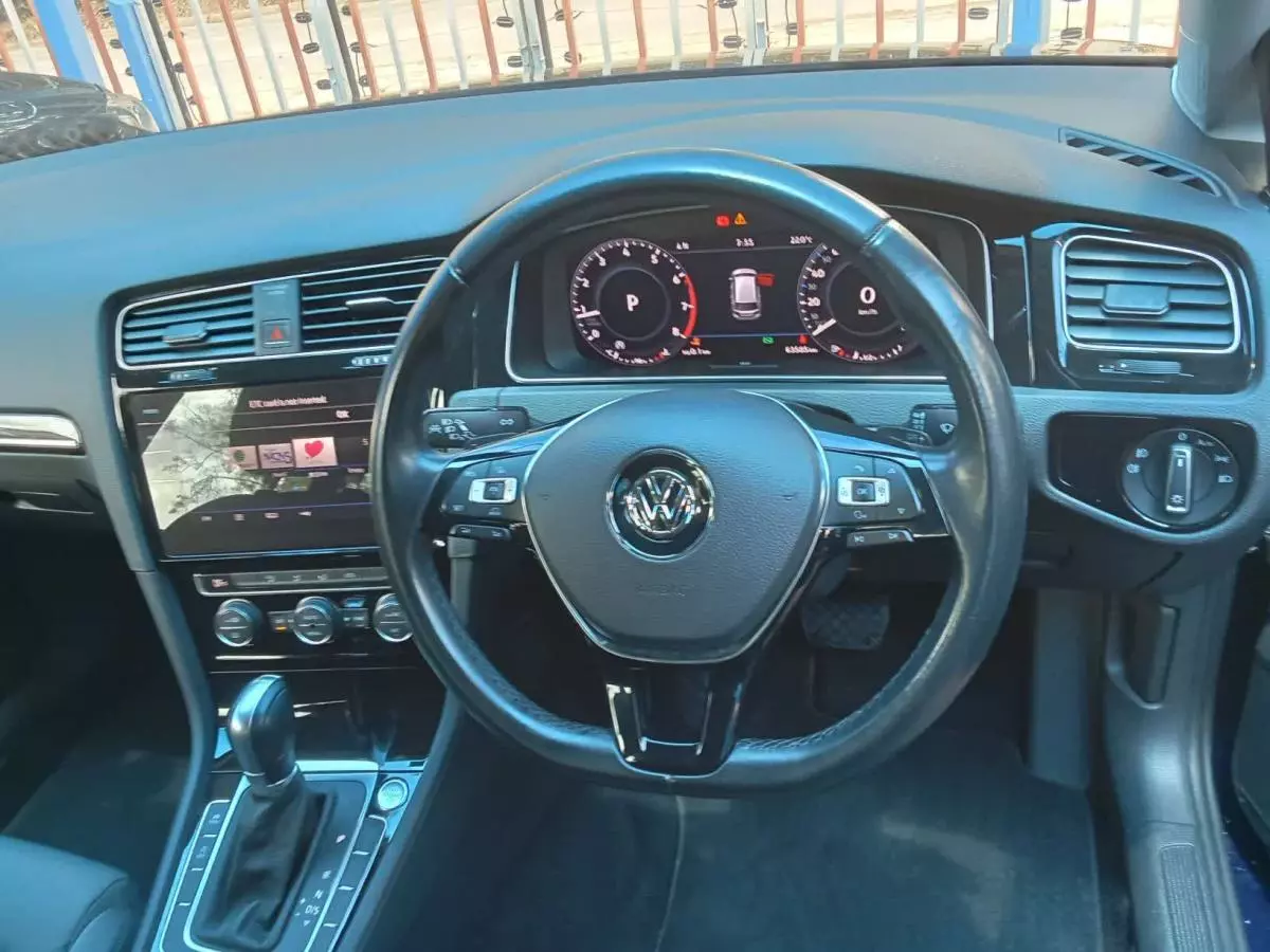 Volkswagen Golf   - 2017