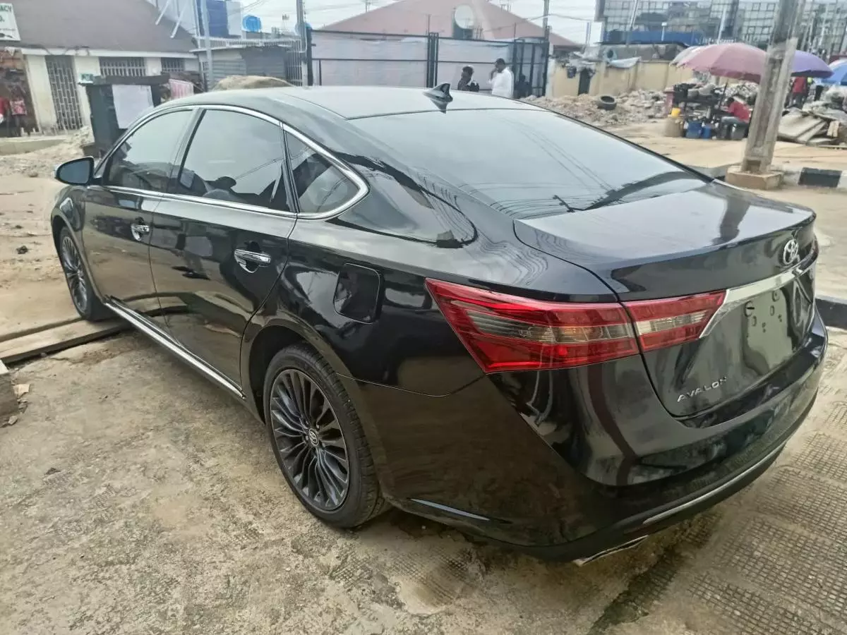 Toyota Avalon   - 2016