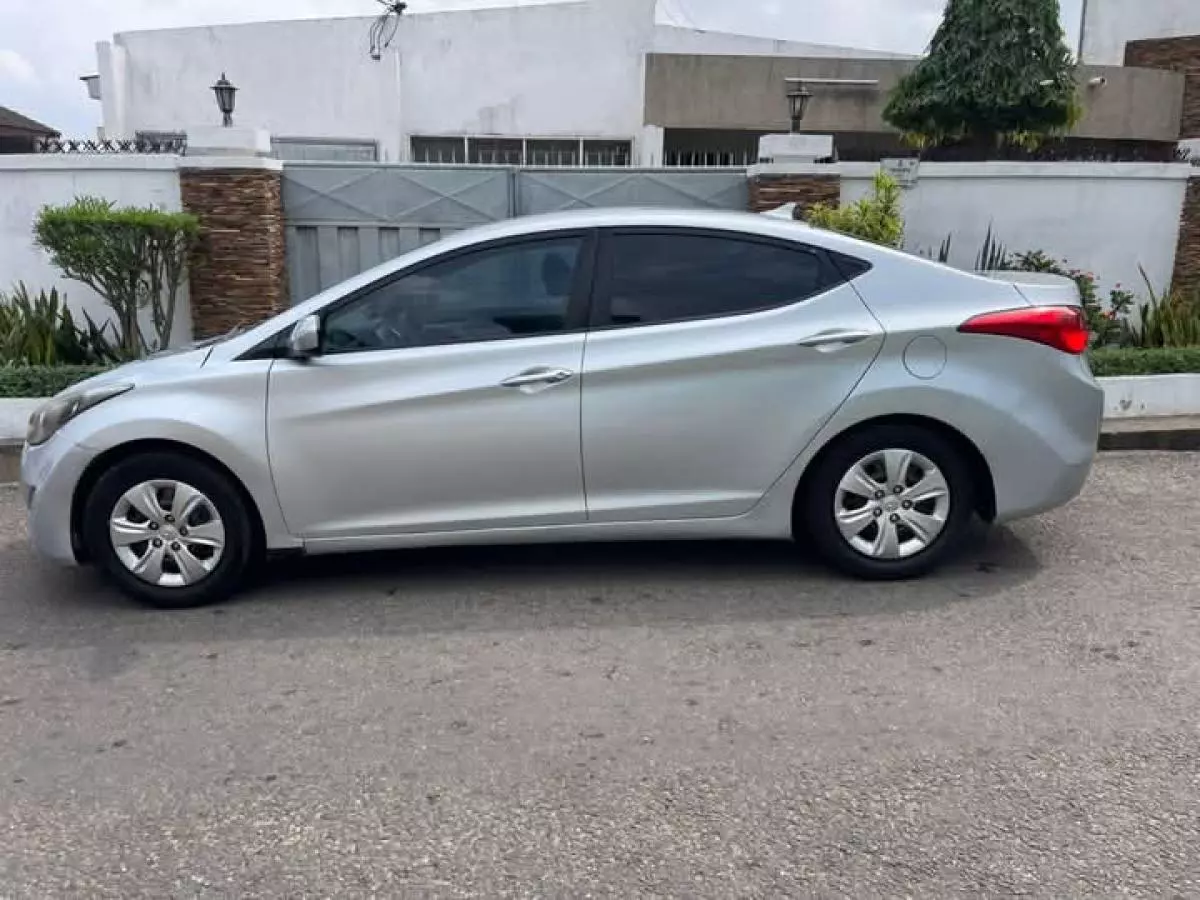 Hyundai Elantra   - 2013