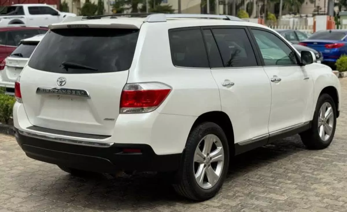 Toyota Highlander   - 2012