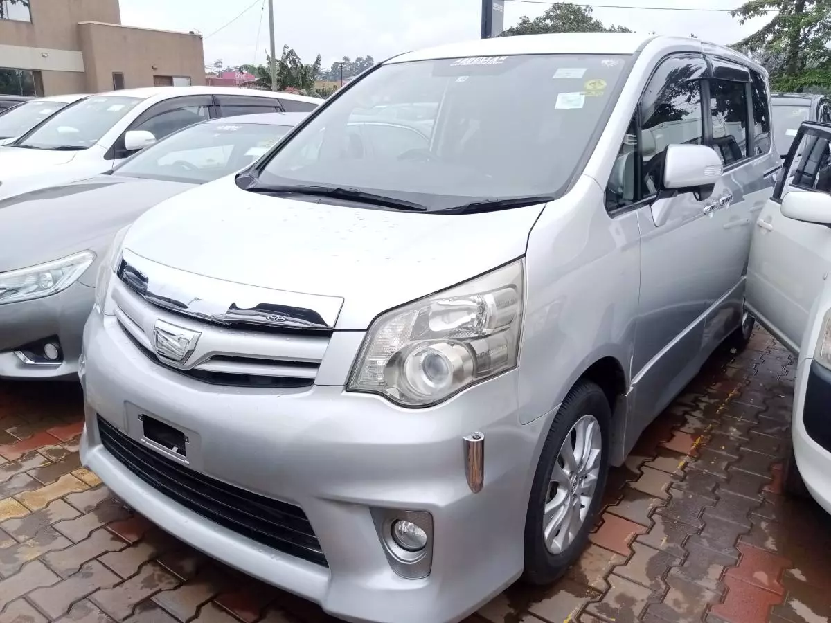 Toyota Noah   - 2012