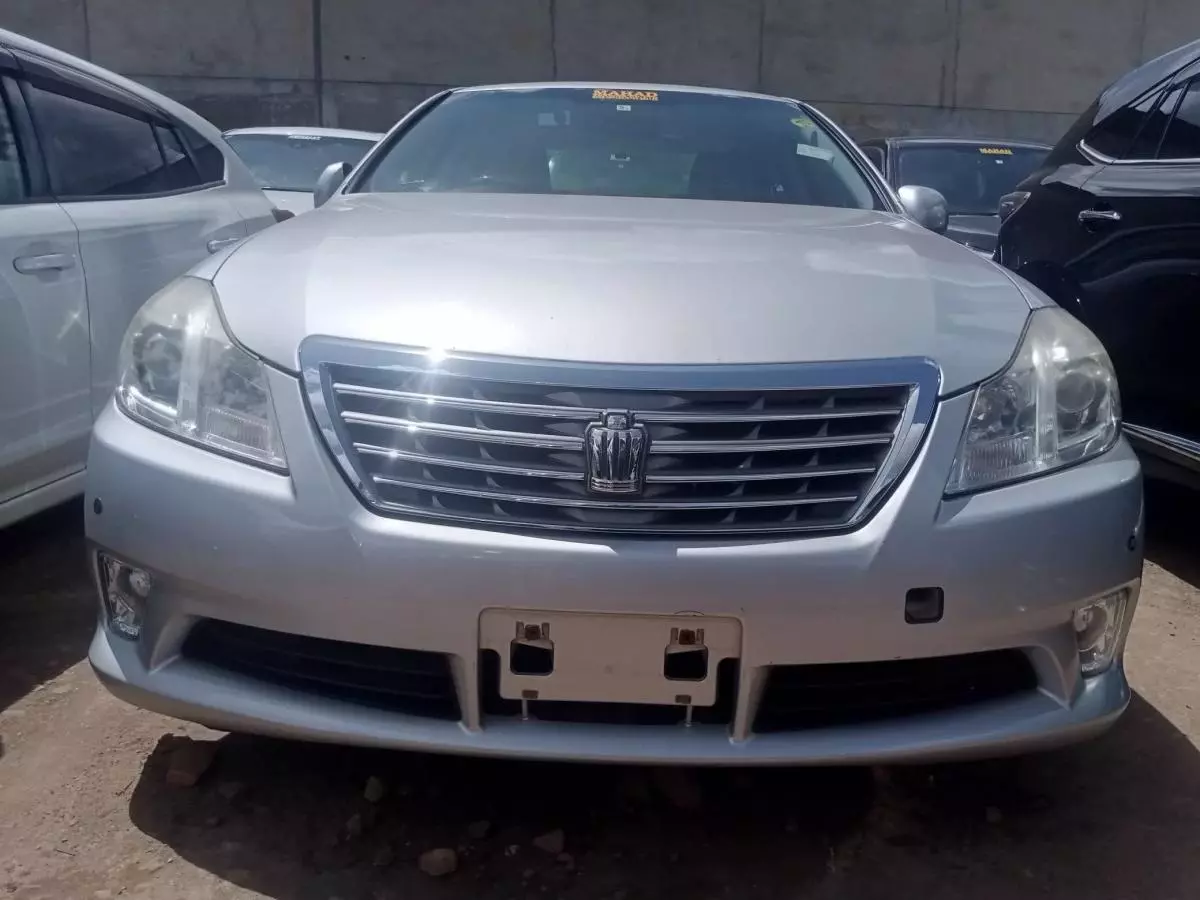 Toyota Crown   - 2012