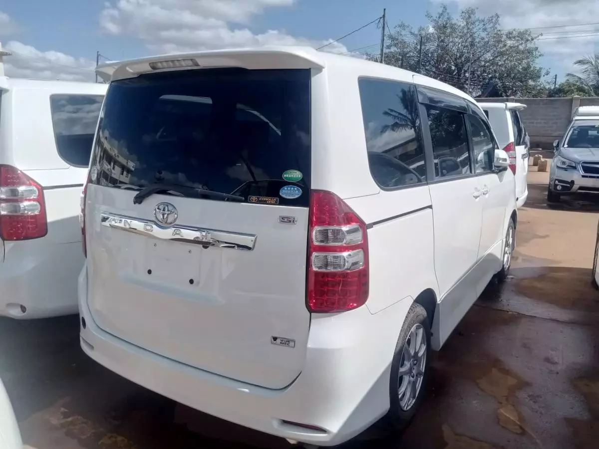 Toyota Noah   - 2011