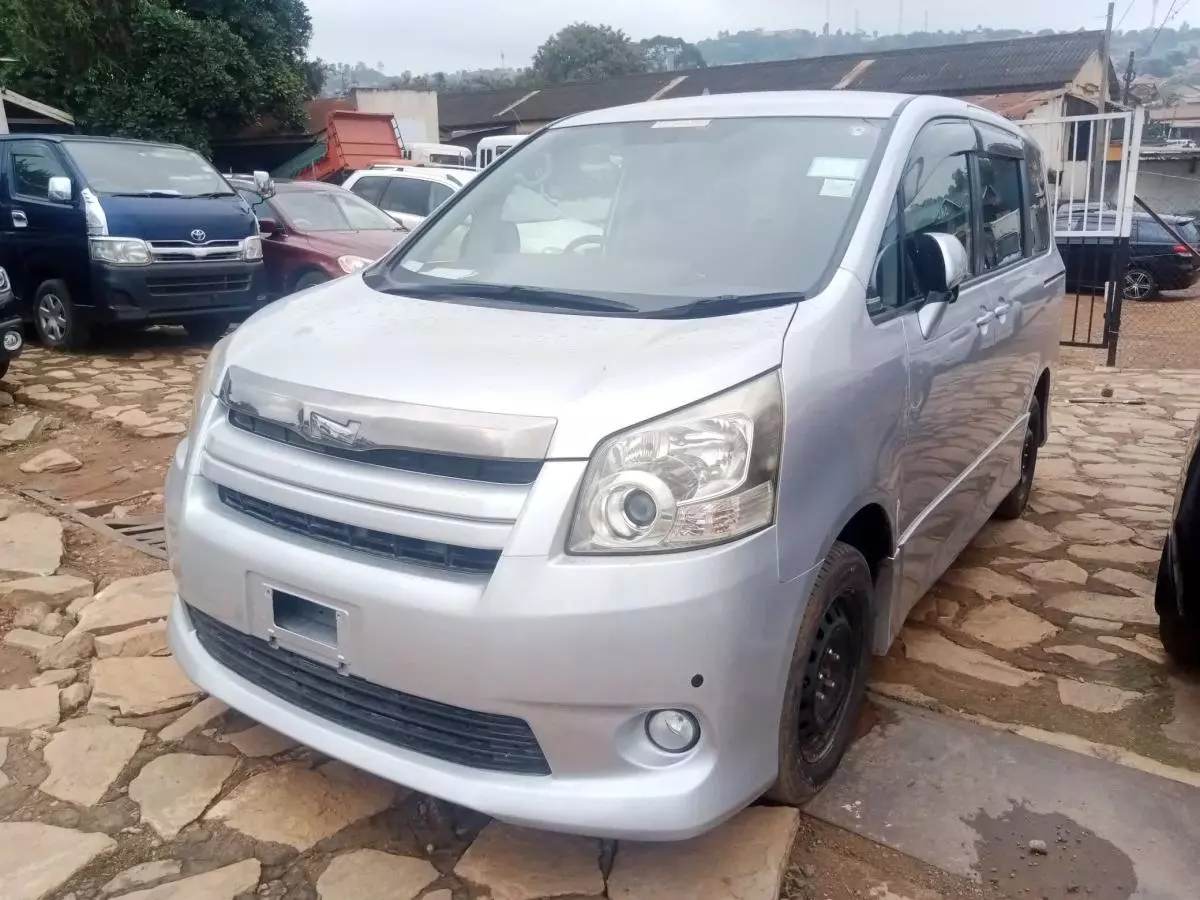 Toyota Noah   - 2012