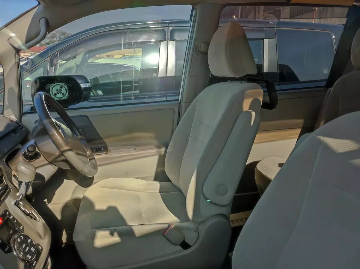 Toyota Noah - 2013