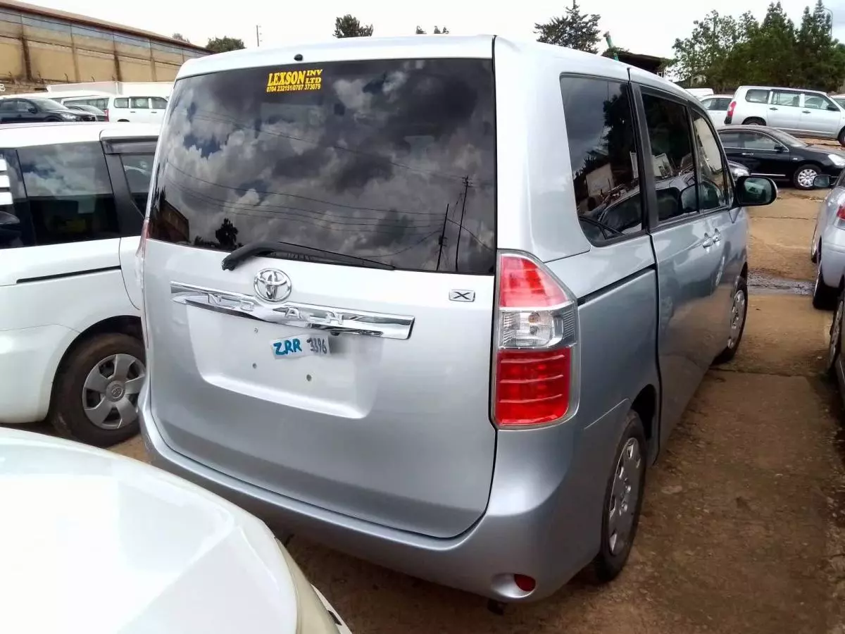 Toyota Noah   - 2008