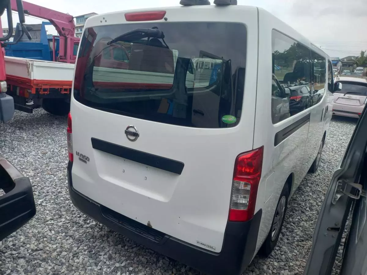 Nissan Caravan    - 2011