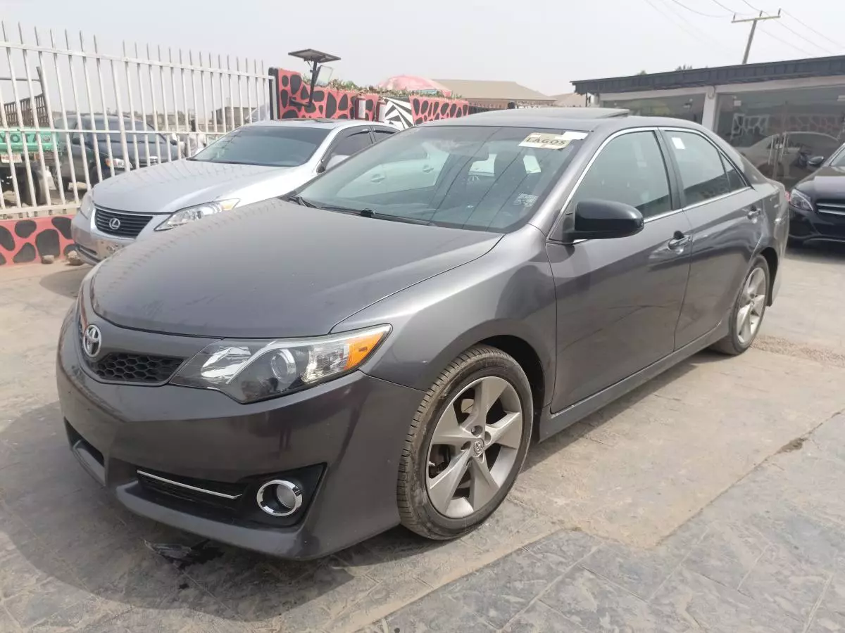 Toyota Camry   - 2014