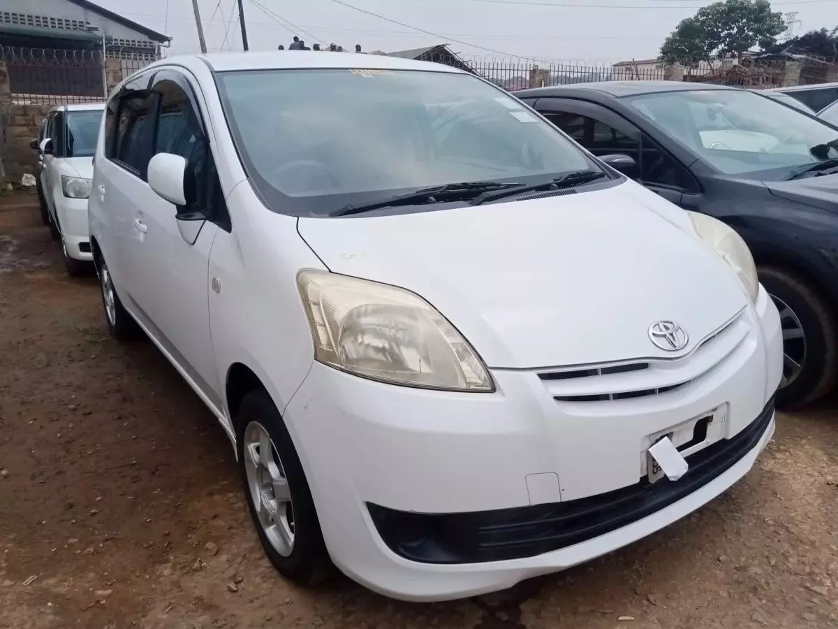 Toyota Passo Sette   - 2009