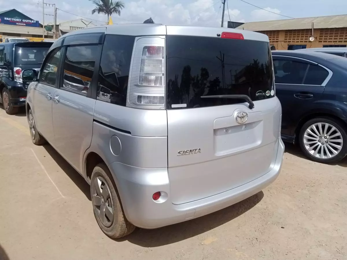 Toyota Sienta   - 2011