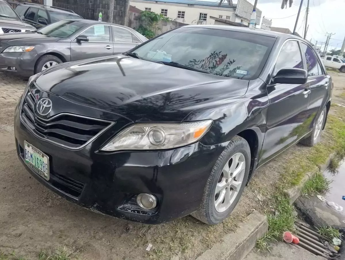 Toyota Camry   - 2010