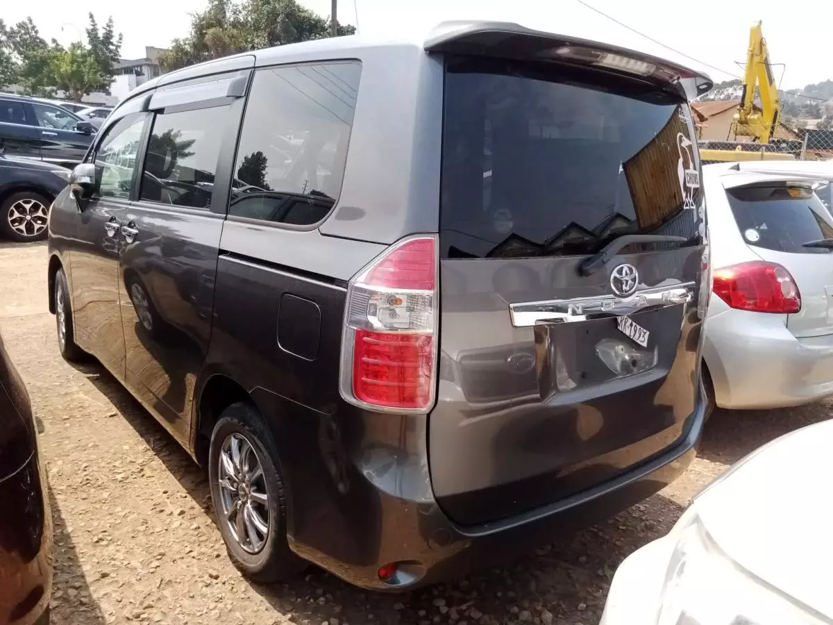 Toyota Noah   - 2009