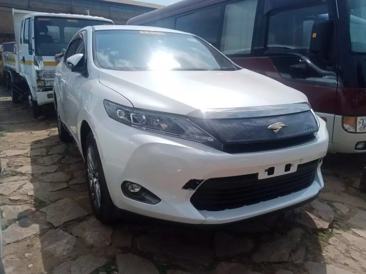 Toyota Harrier   - 2016