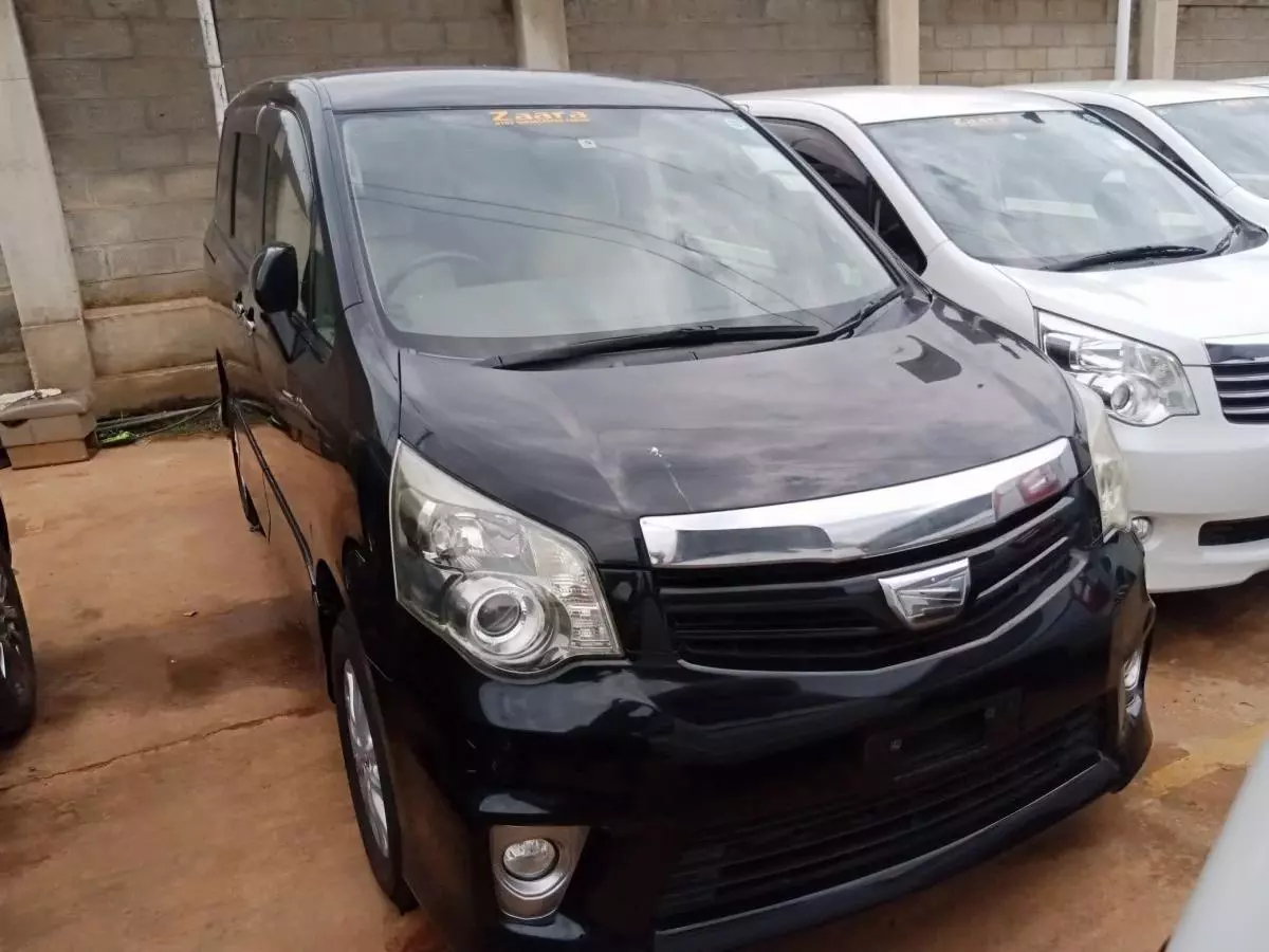 Toyota Noah   - 2011