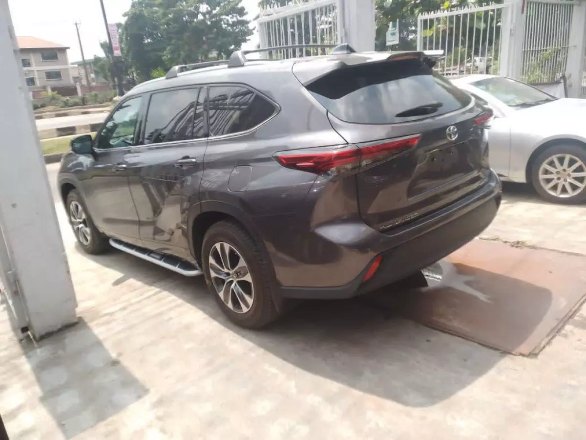 Toyota Highlander   - 2021