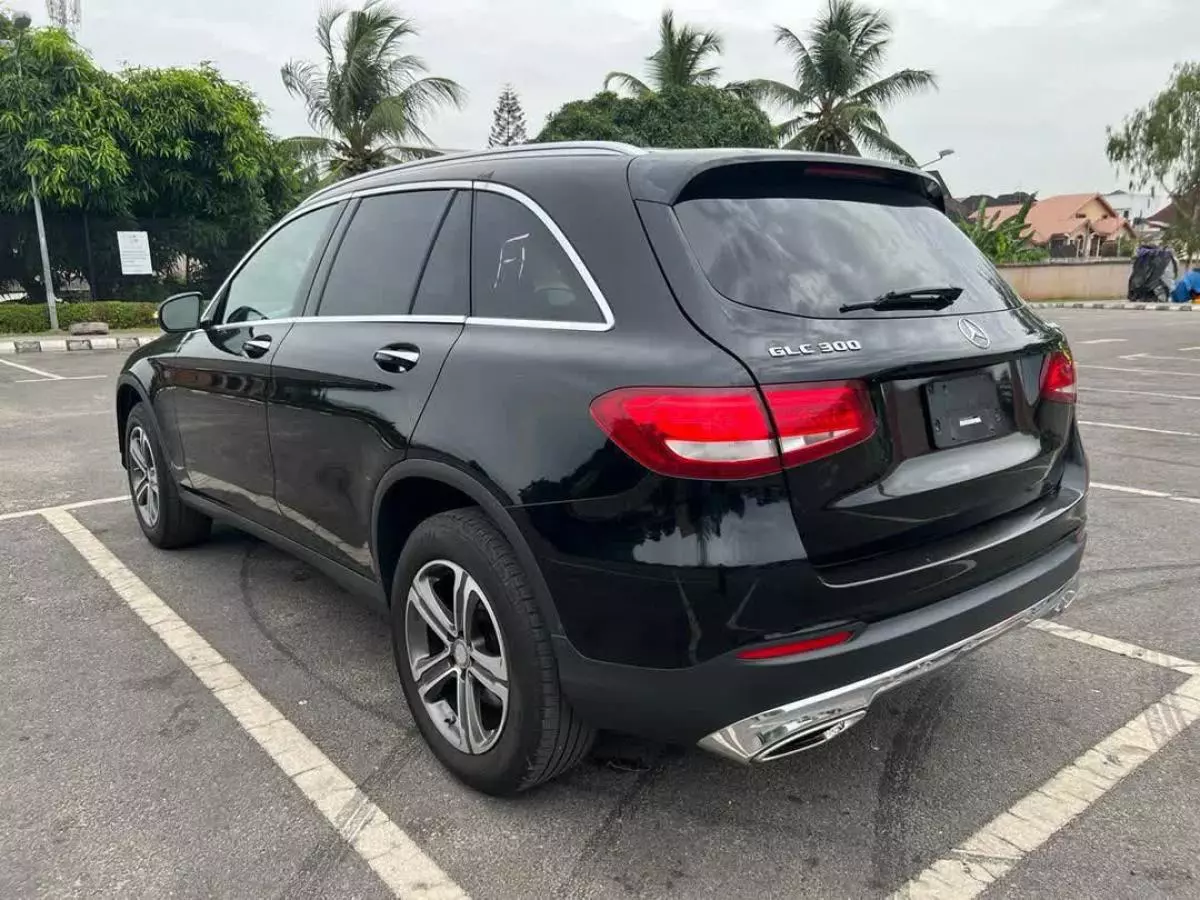 Mercedes-Benz GLC 300   - 2017