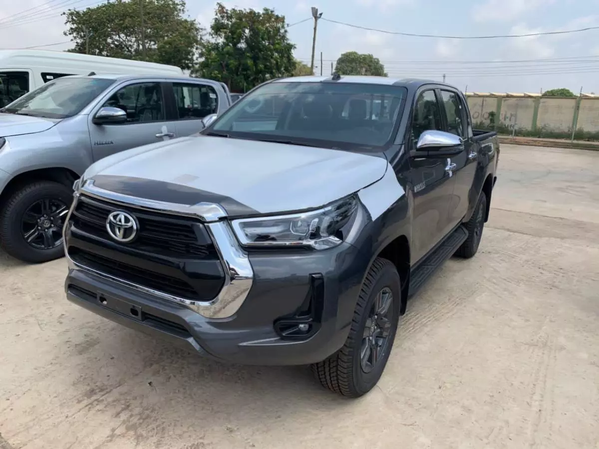 Toyota Hilux   - 2024