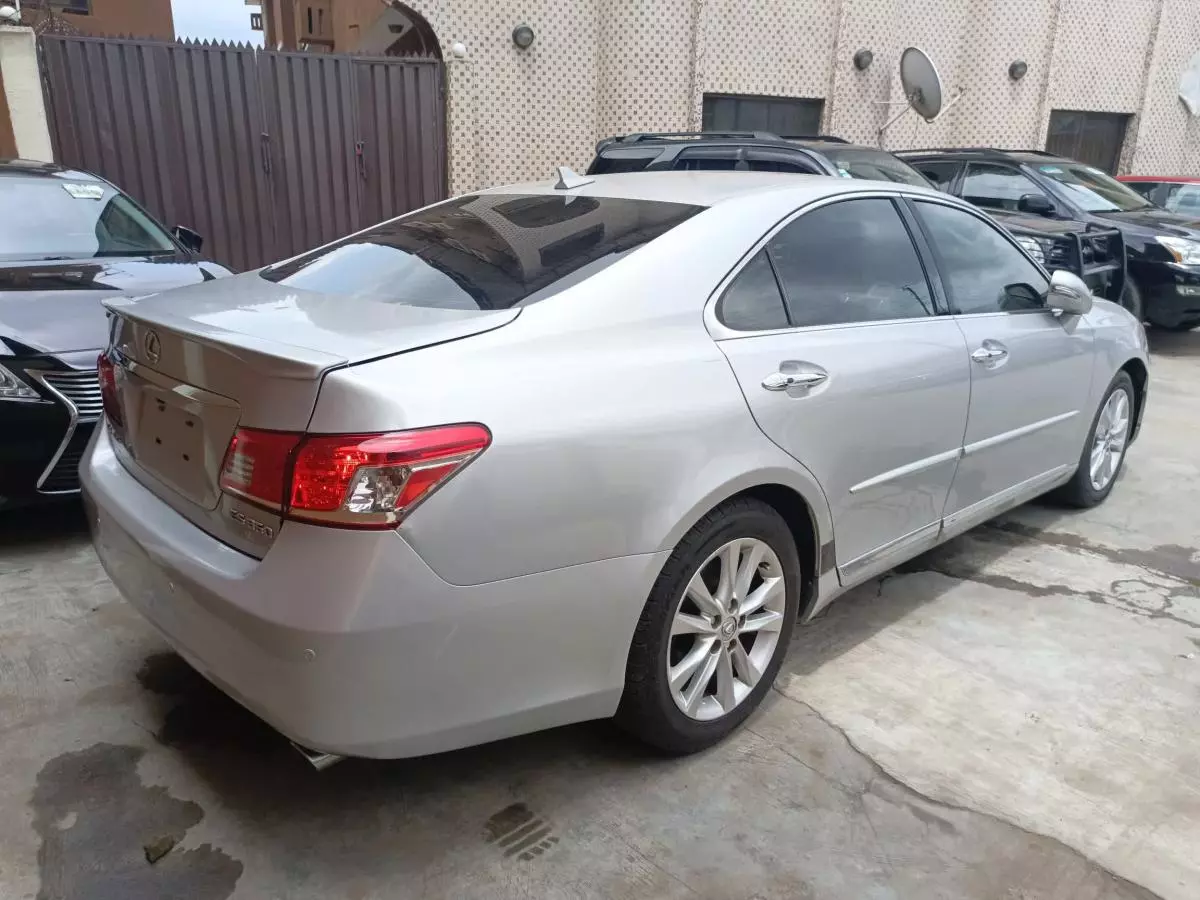 Lexus ES 350   - 2010