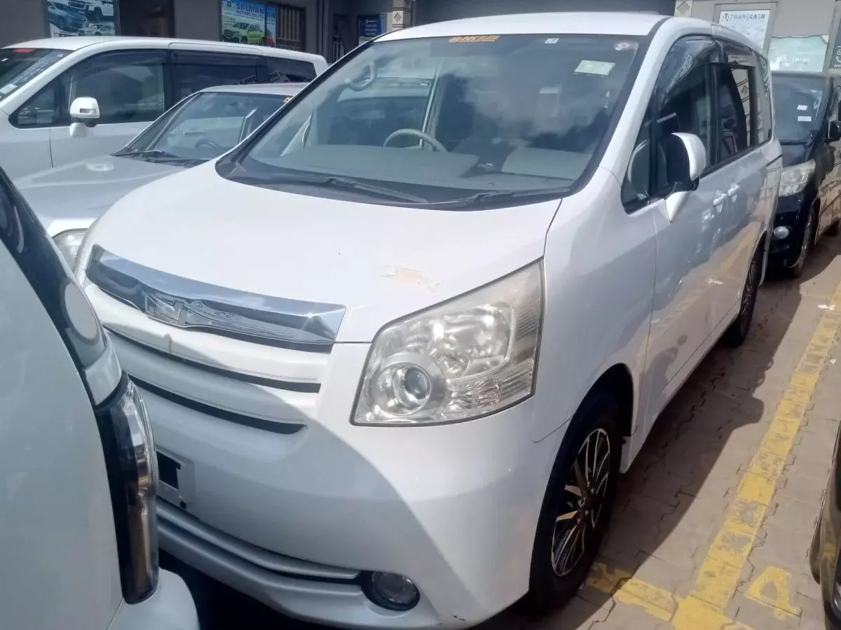 Toyota Noah   - 2010